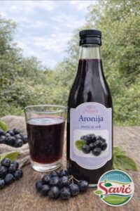 Flejer za aroniju, domacinski.ba. Flaša i pored nje čaša soka, ispred i oko njih plodovi aronije. UŽ donjem desnom uglu logotip gazdinstva Savić